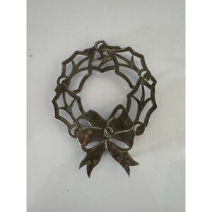 Unbranded Silver Pewter Holly Bow Wreath One Size Holiday Decor Hot Plate